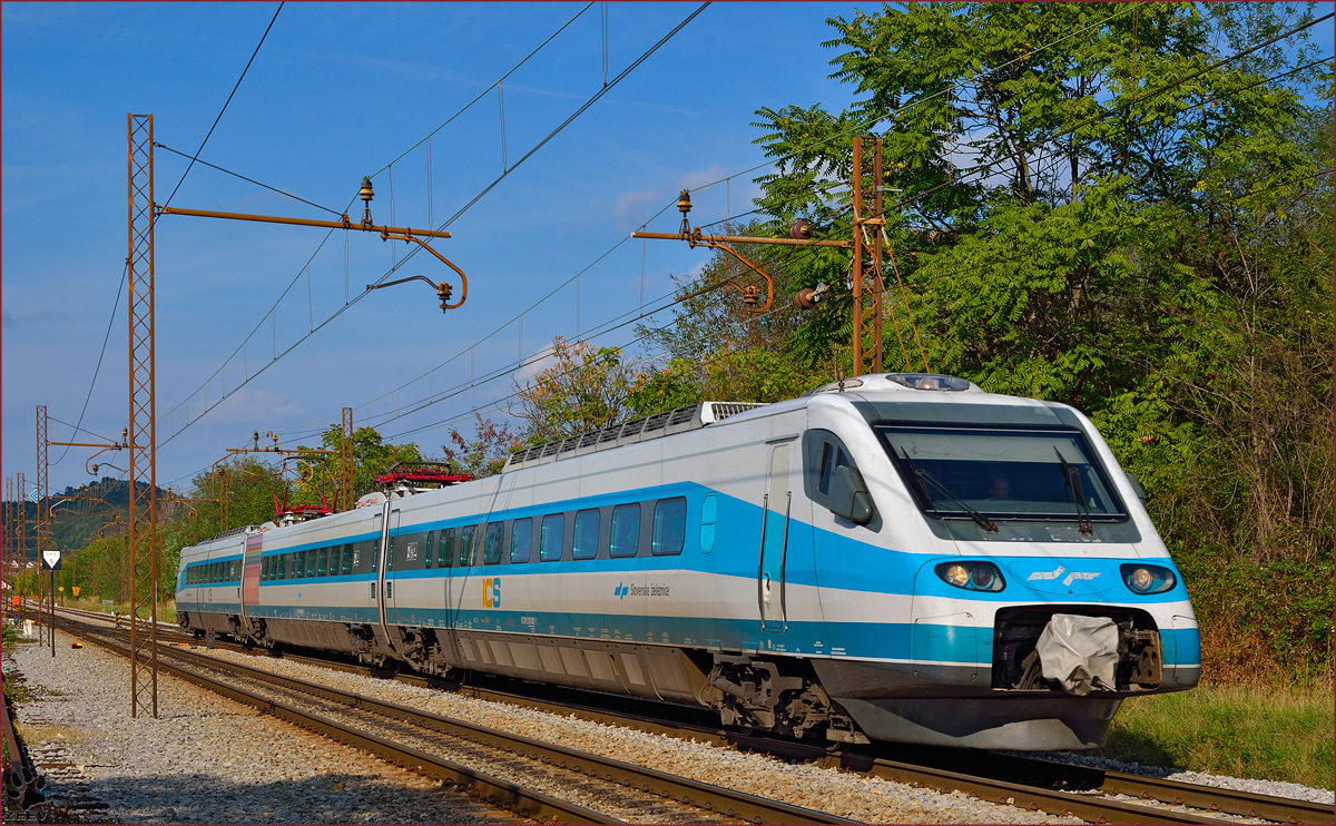 S 310-002 fhrt durch Maribor-Tabor Richtung Ljubljana. /22.9.2013