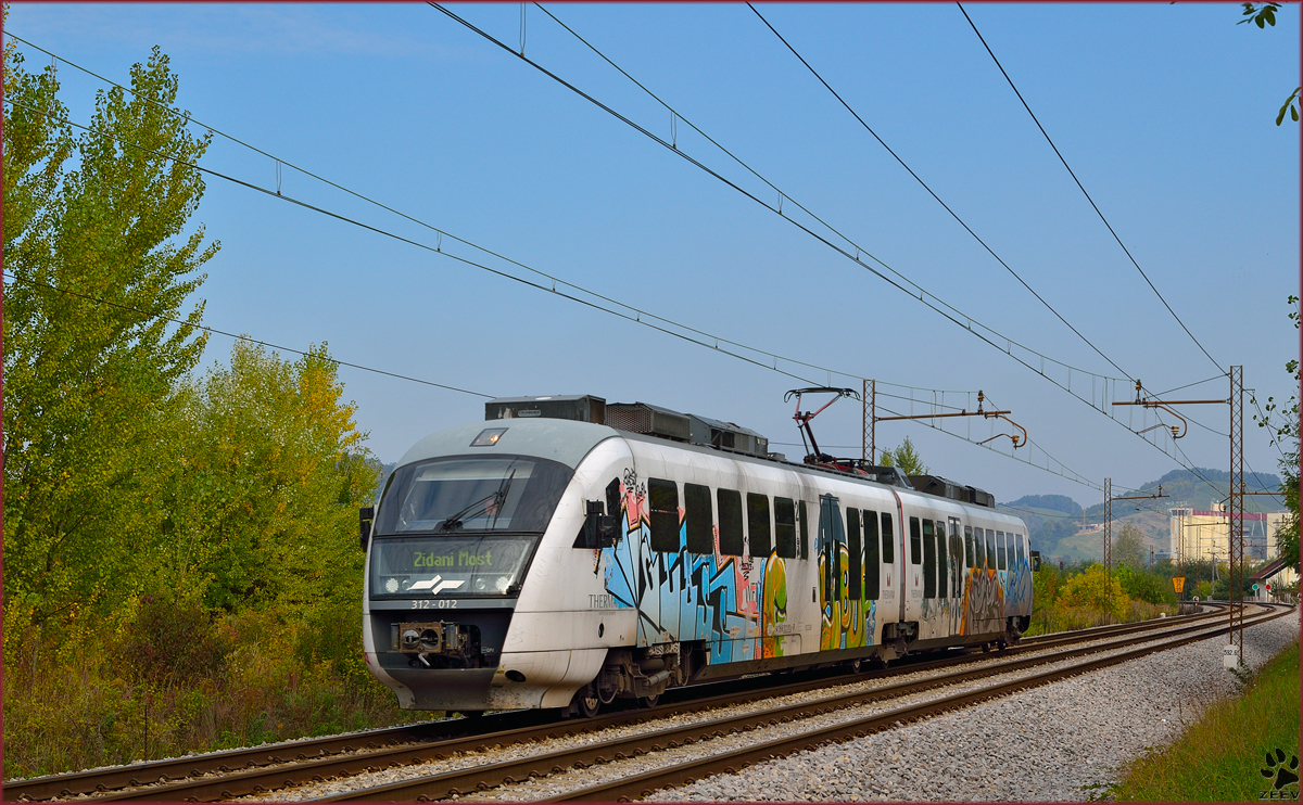 S 312-012 fhrt durch Maribor-Tabor Richtung Zidani Most. /8.10.2013