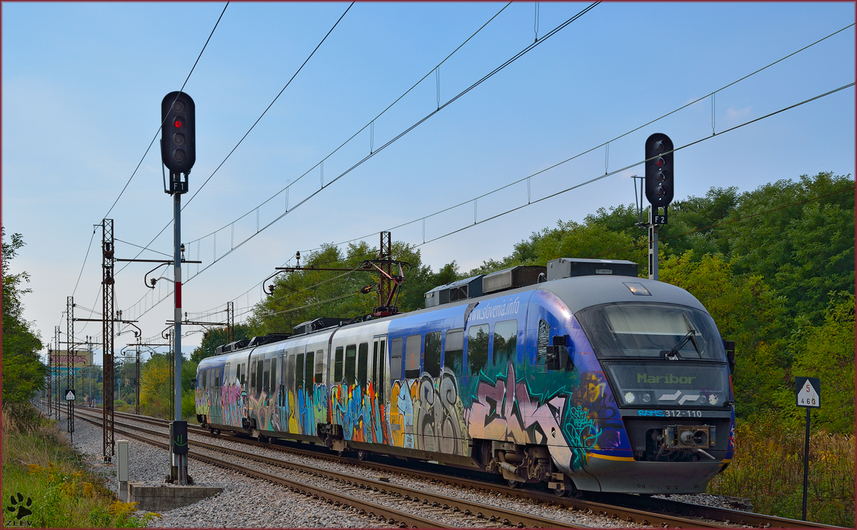 S 312-110 fhrt durch Maribor-Tabor Richtung Maribor Hauptbahnhof. /8.10.2013