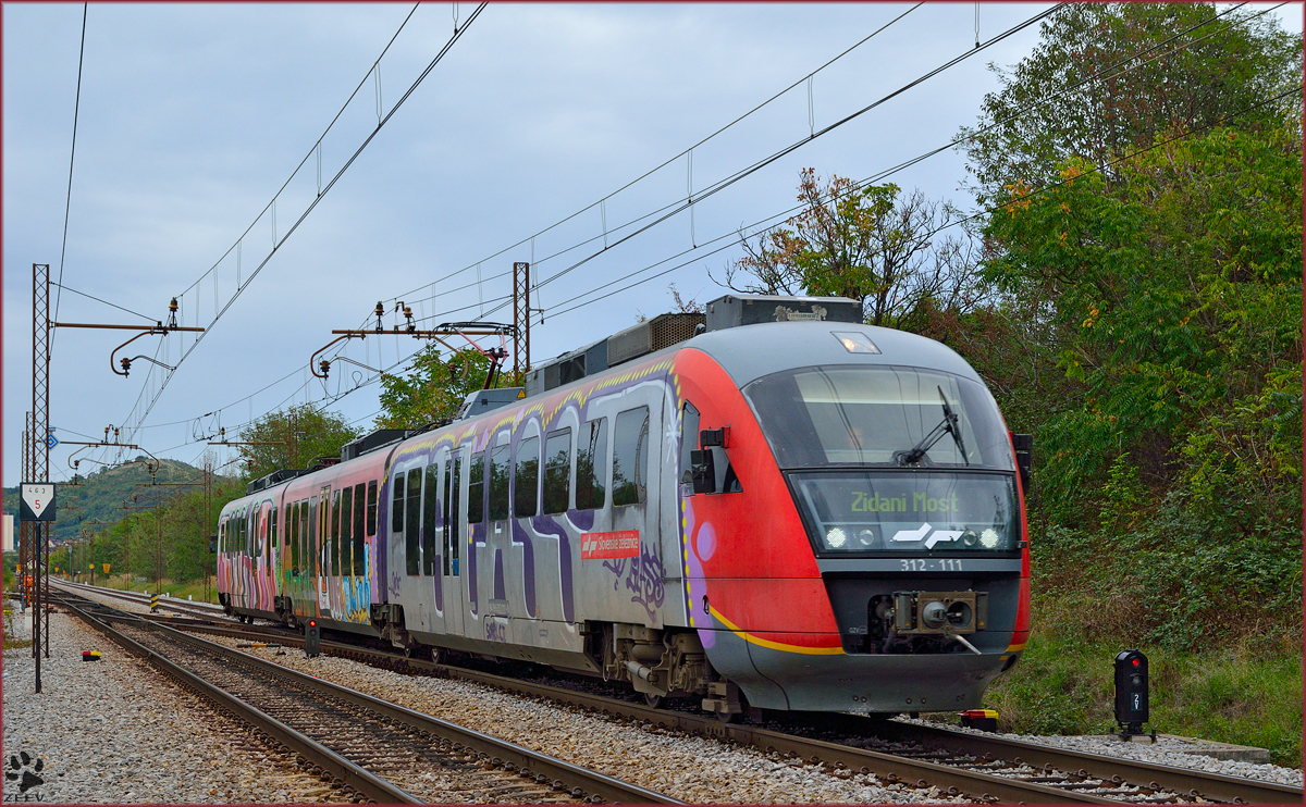 S 312-111 fhrt durch Maribor-Tabor Richtung Zidani Most. /18.9.2013