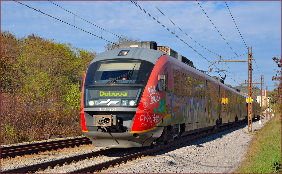 S 312-122 fhrt durch Maribor-Tabor Richtung Dobova. /7.11.2013