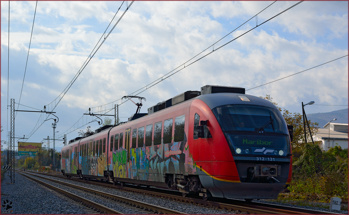 S 312-131 fhrt durch Maribor-Tabor Richtung Maribor Hauptbahnhof. /28.10.2013