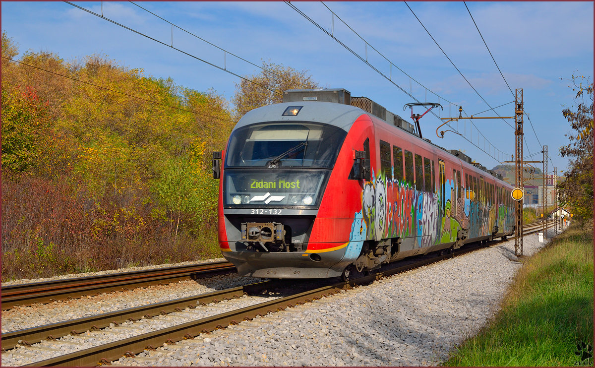 S� 312-132 f�hrt durch Maribor-Tabor Richtung Zidani Most. /28.10.2013