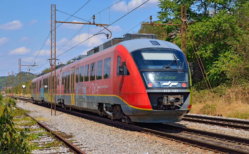 S 312-137 fhrt durch Maribor-Tabor Richtung Maribor Hauptbahnhof. /13.8.2013