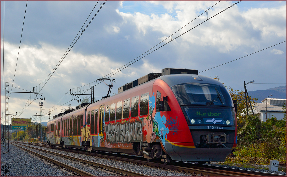 S 312-140 fhrt durch Maribor-Tabor Richtung Maribor Hauptbahnhof. /28.10.2013