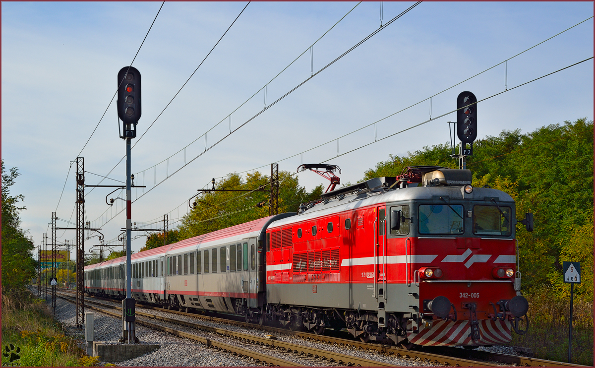 S 342-005 zieht EC158 'Croatia' durch Maribor-Tabor Richtung Wien. /14.10.2013