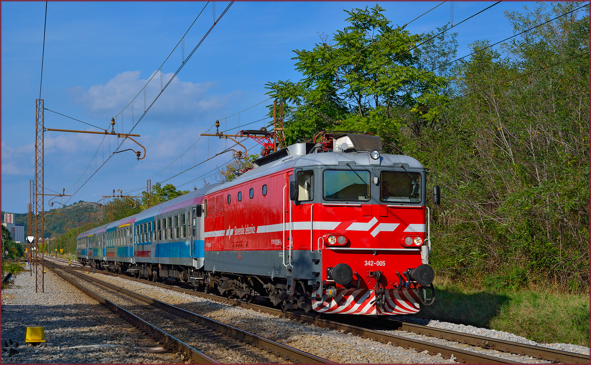S 342-005 zieht Personenzug durch Maribor-Tabor Richtung Ljubljana. /22.9.2013