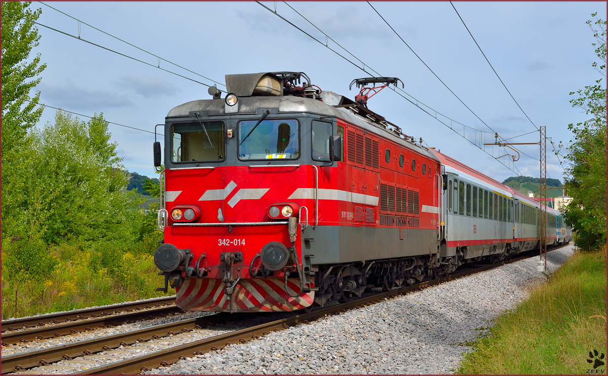 S 342-014 zieht EC151 'Emona' durch Maribor-Tabor Richtung Ljubljana. /12.9.2013