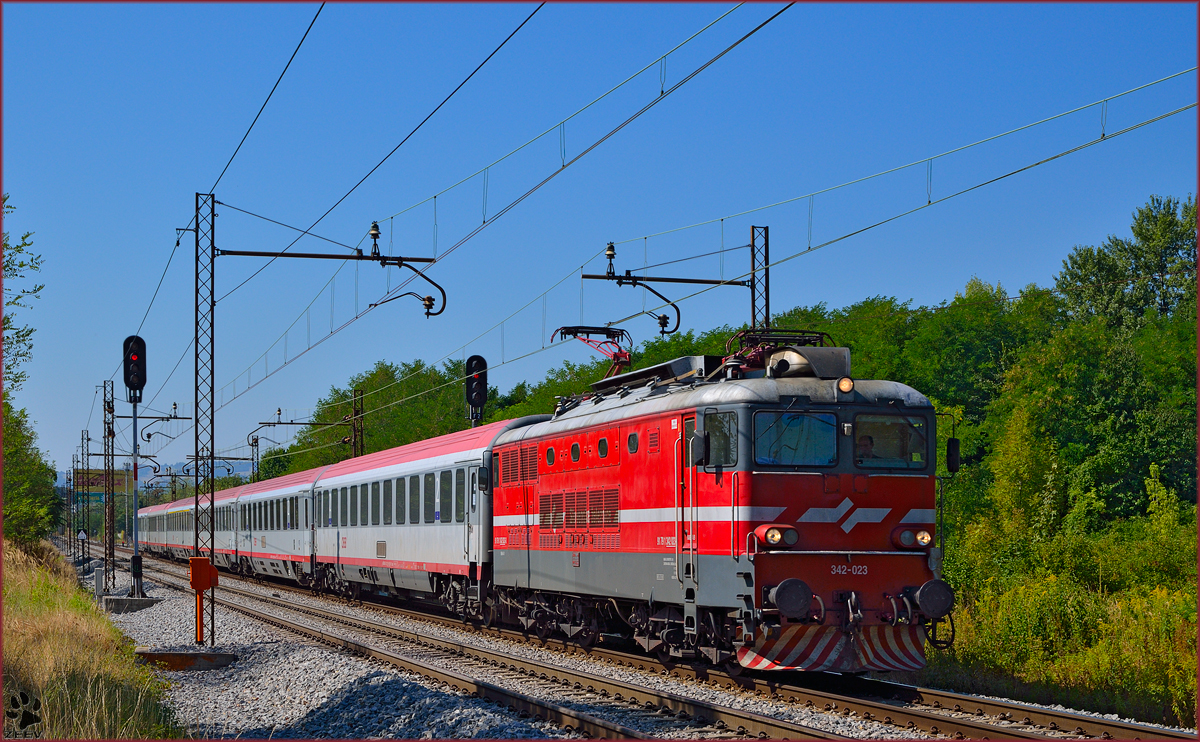 S 342-023 zieht EC158 'Croatia' durch Maribor-Tabor Richtung Wien. /17.8.2013