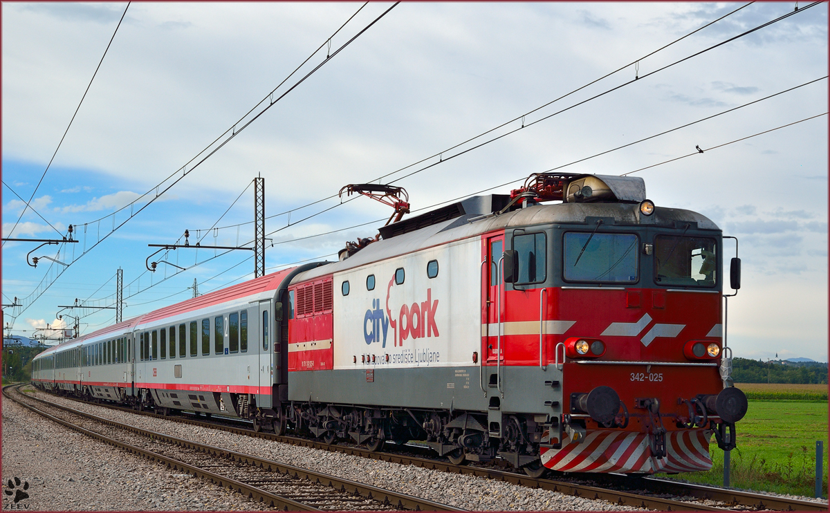 S 342-025 zieht EC158 'Croatia' durch Pragersko Richtung Wien. /13.9.2013