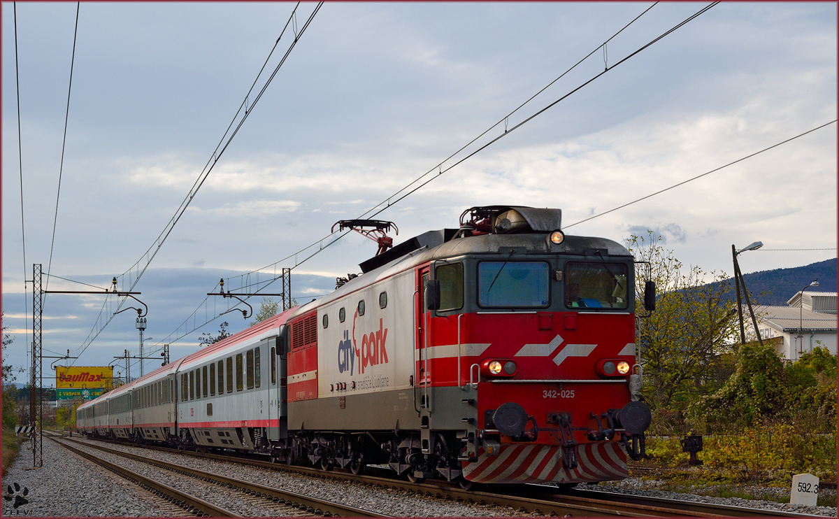 S 342-025 zieht EC158 'Croatia' durch Maribor_Tabor Richtung Wien. /8.11.2013