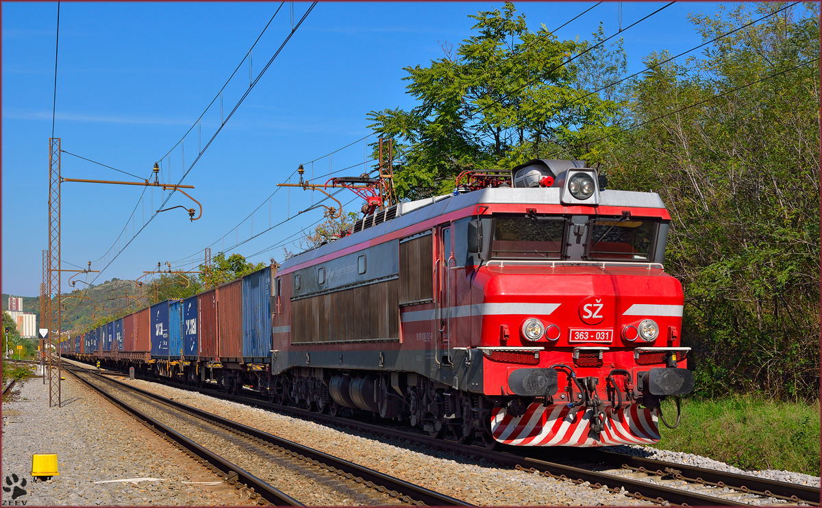 S 363-031 zieht Containerzug durch Maribor-Tabor Richtung Koper Hafen. /4.10.2013