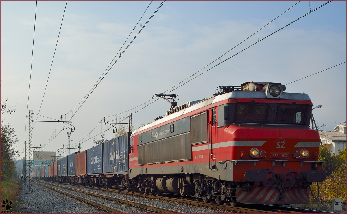 S 363-032 zieht Containerzug durch Maribor-Tabor Richtung Norden. /18.11.2013