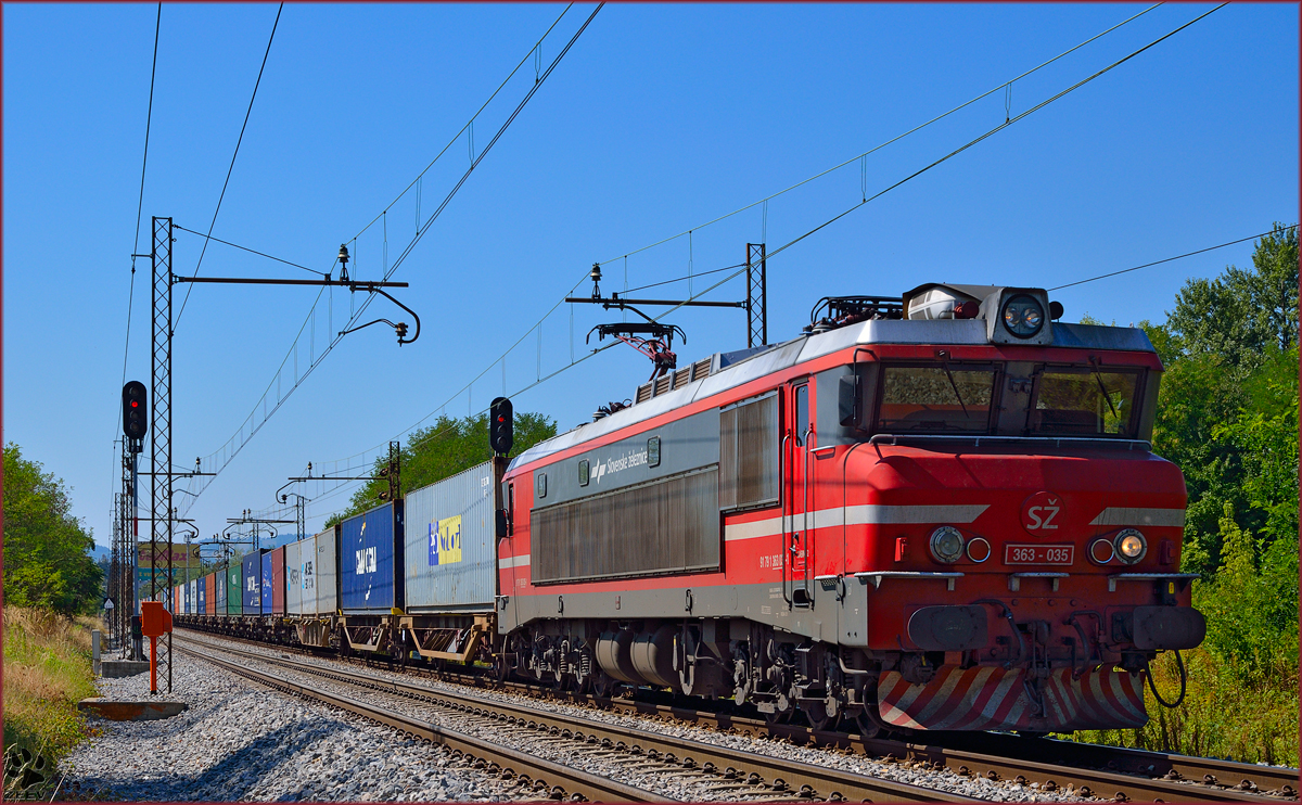 S 363-035 zieht Containerzug durch Maribor-Tabor Richtung Norden. /17.8.2013