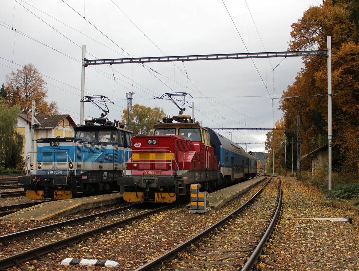 S 458 0059 (210 059) und 210 055-0  zu sehen am 31.10.23 in Rybnik.