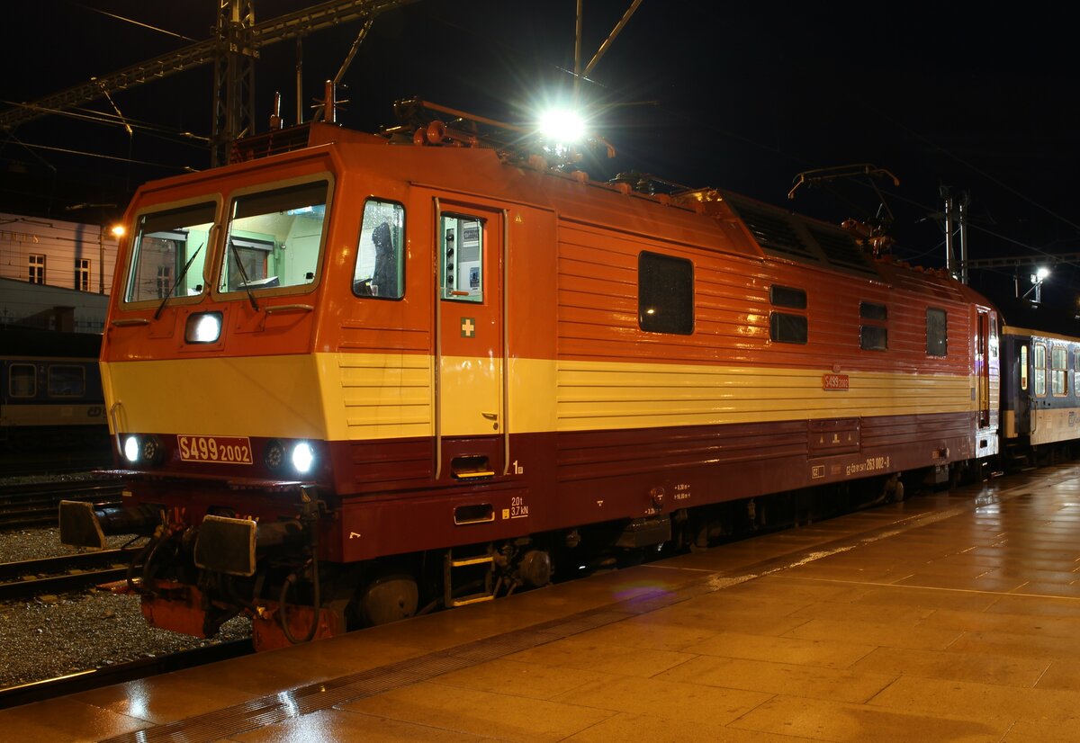 S 499 2002 (263 002) war am 31.10.23 in Plzeň hl.n. zu sehen.