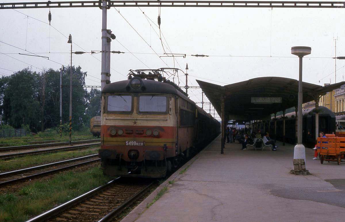S 4990231 fährt mit einem Güterzug am 19.6.1988 in Richtung Pilzn durch den
Bahnhof Marianske Lazne.