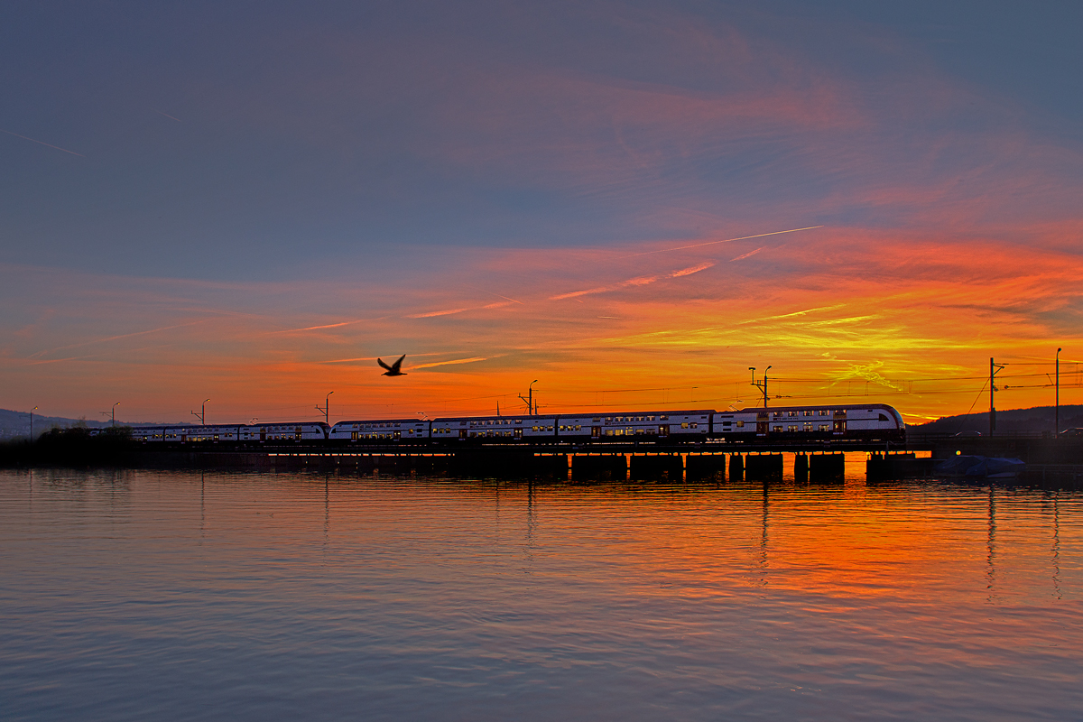 S 5 fährt über den Seedamm in Rapperswil.Bild vom 21.4.2015