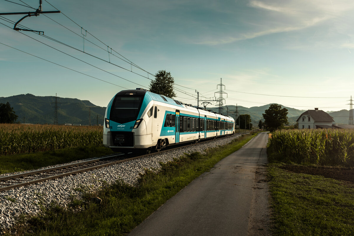 S� 510 025 am 24.08.2026 bei �abnica, nahe Kranj.
 
——————
 
Zug: RG 310
Laufweg: Ljubljana ➤ Kranj ➤ Lesce-Bled ➤ Jesenice ➤ Villach Hbf