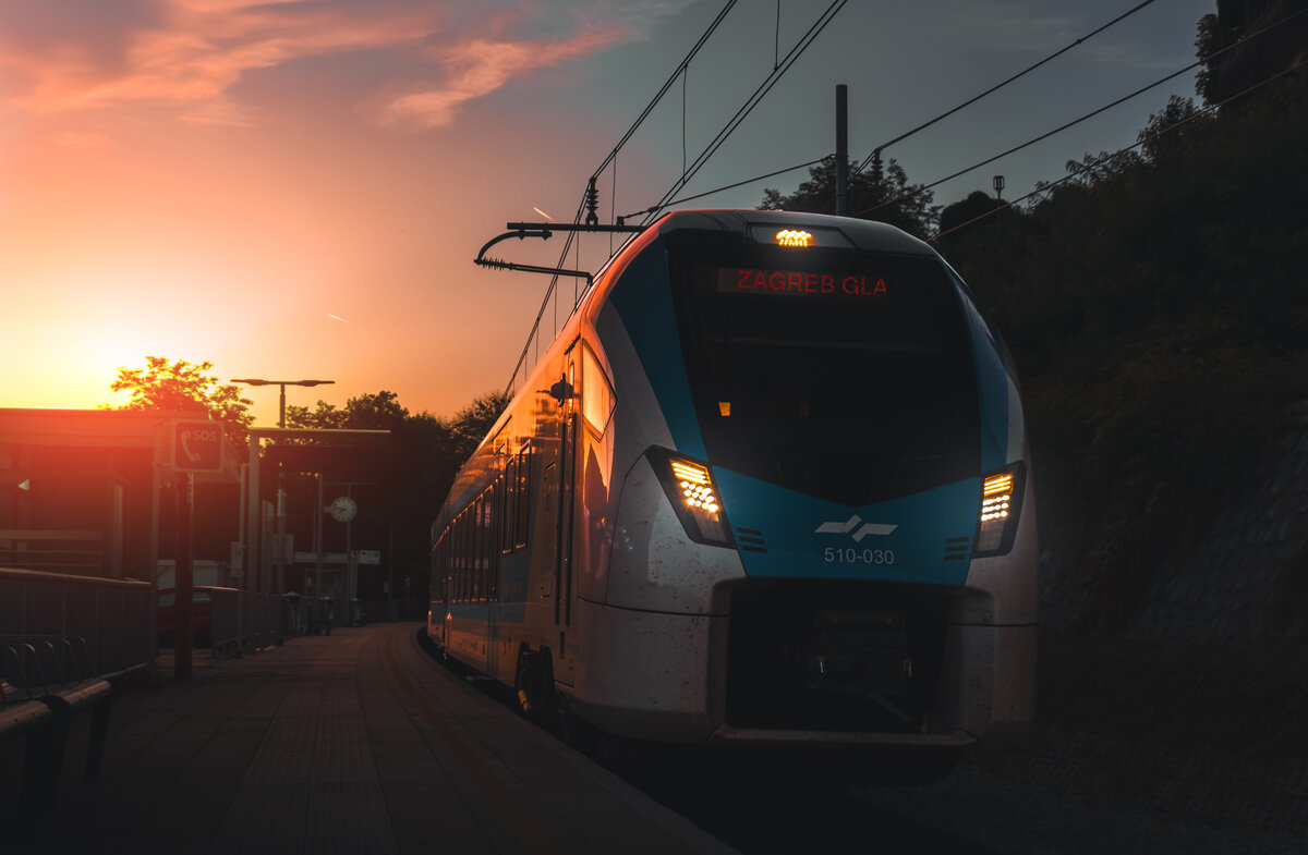 S� 510 030 am 24.08.2026 beim Halt in Radovljica.
 
——————
 
Zug: RG 319
Laufweg: Villach Hbf ➤ Jesenice ➤ Lesce-Bled ➤ Kranj ➤ Ljubljana ➤ Zidani Most ➤ Kr�ko ➤ Dobova ➤ Zapre�ić ➤ Zagreb Glavni kol.