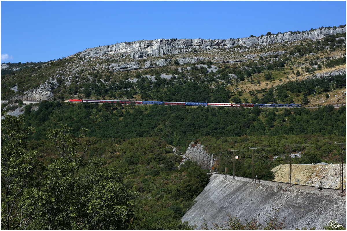 S 541 012 zieht den hollndischen Autoslaap (Koper - Hertogenbosch) ber die Koperrampe.
Hrastovlje  17.8.2013