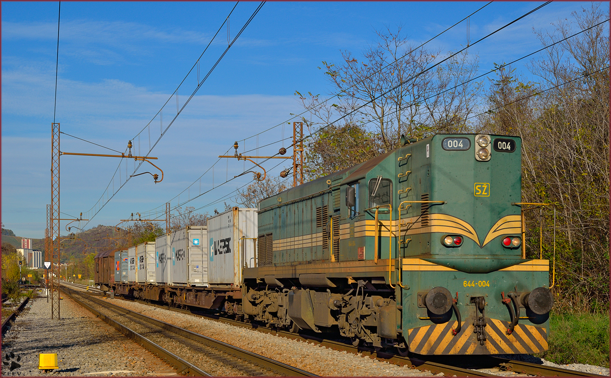 S 644-004 zieht Gterzug durch Maribor-Tabor Richtung Tezno Verschiebebahnhof. /7.11.2013