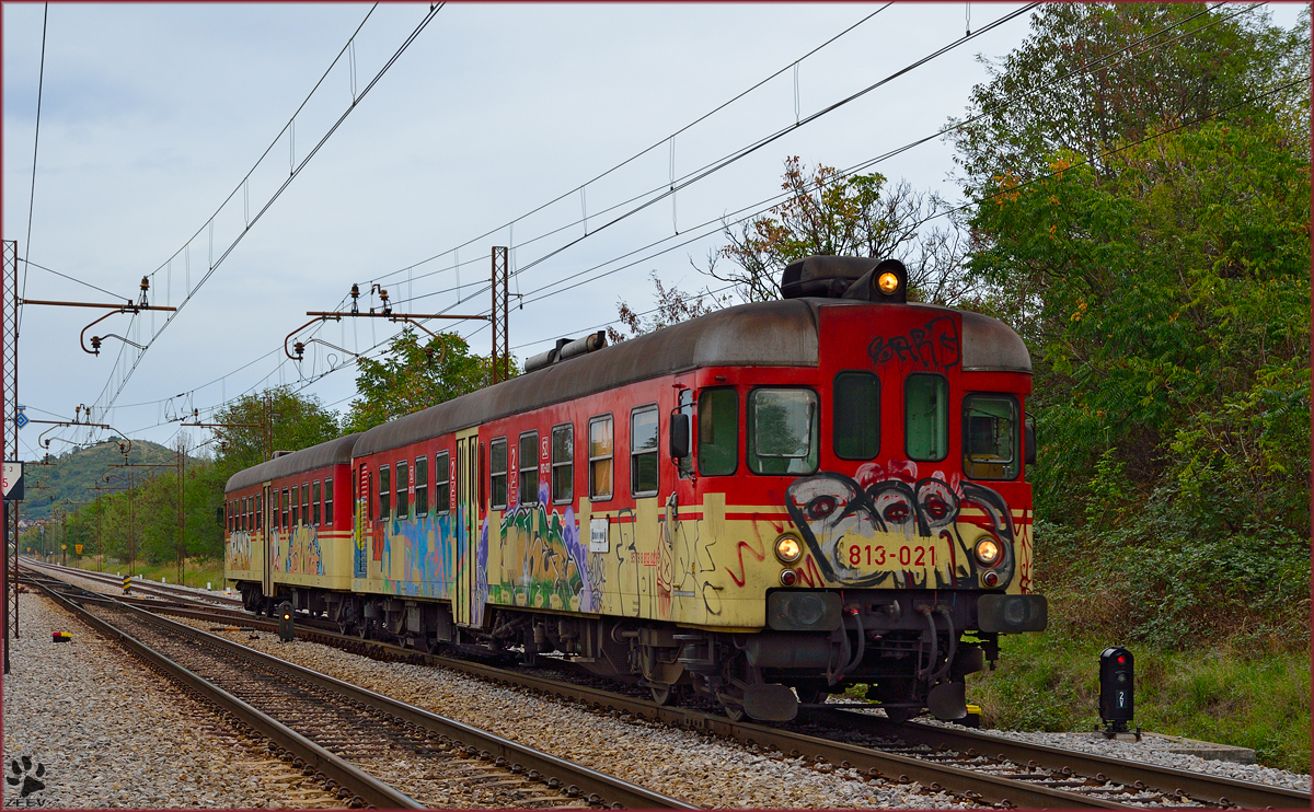 S 813-021 fhrt durch Maribor-Tabor Richtung Zidani Most. /18.9.2013