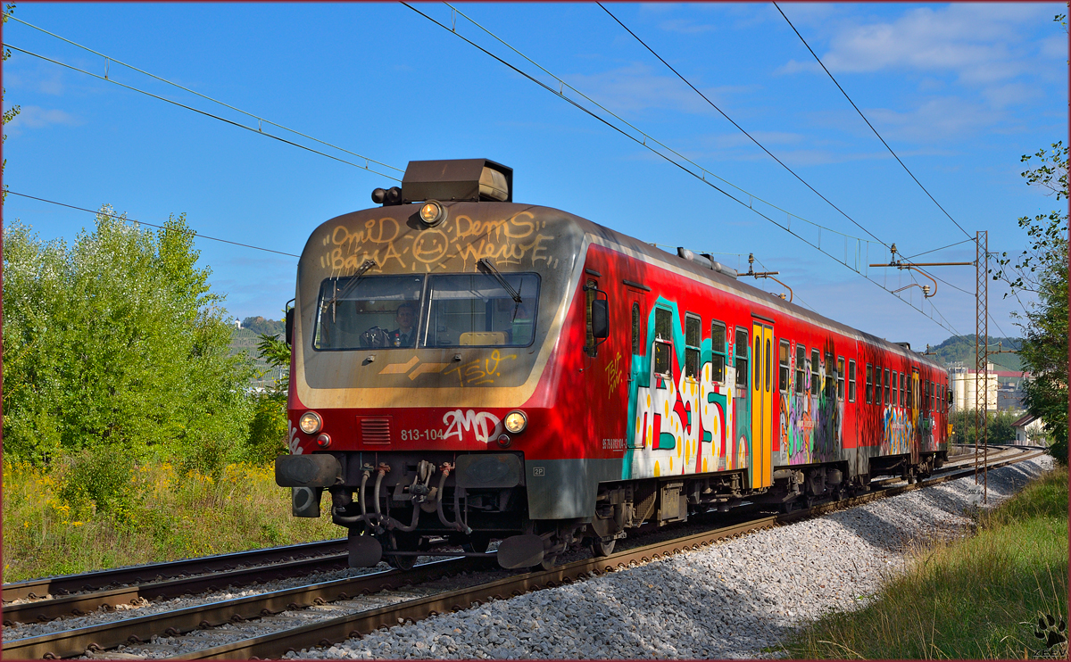 S 813-104 fhrt durch Maribor-Tabor Richtung Pragersko. /20.9.2013