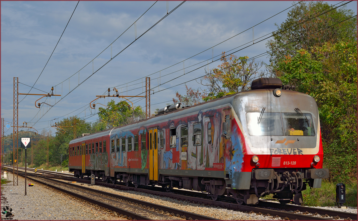 S 813-128 fhrt durch Maribor-Tabor Richtung Srediče. /26.9.2013