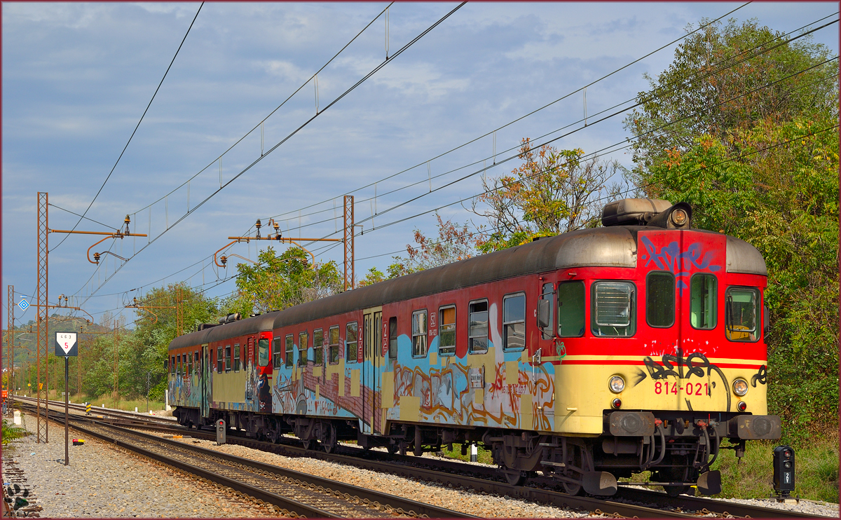 S 814-021 fhrt durch Maribor-Tabor Richtung Zidani Most. /26.9.2013