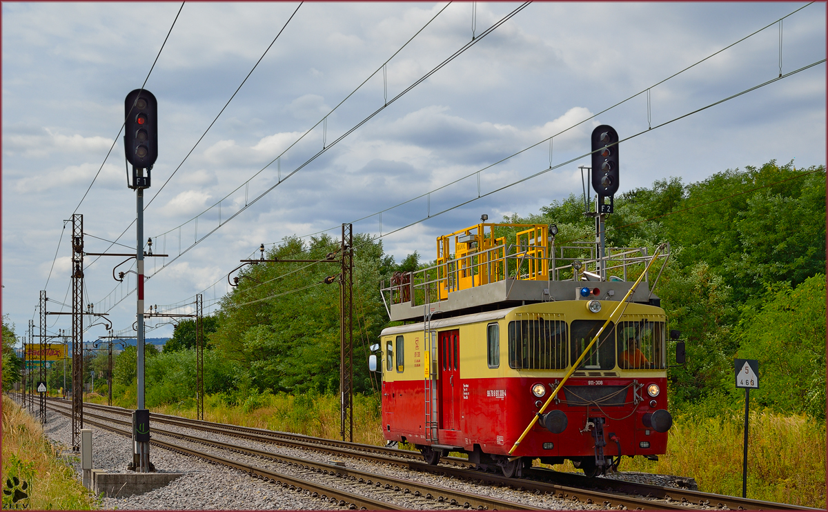 S 911-308 fhrt durch Maribor-Tabor Richtung Maribor Hauptbahnhof. /10.8.2013
