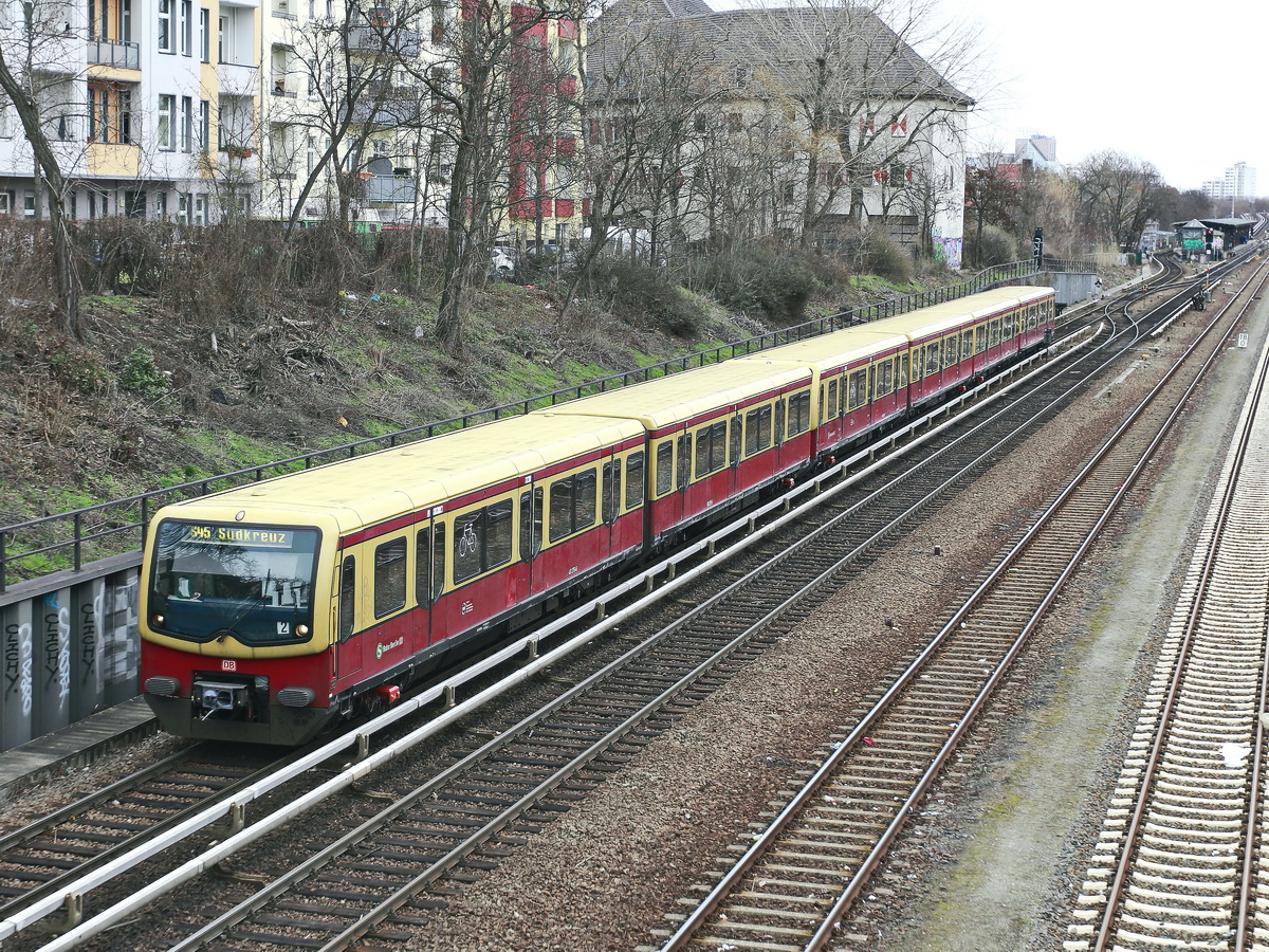 S Bahn 480 als S45 nach Berlin Südkreuz  zwischen den Bahnhöfen Berlin-Neukölln und Berlin Herrmannstr. am 16. März 2019.