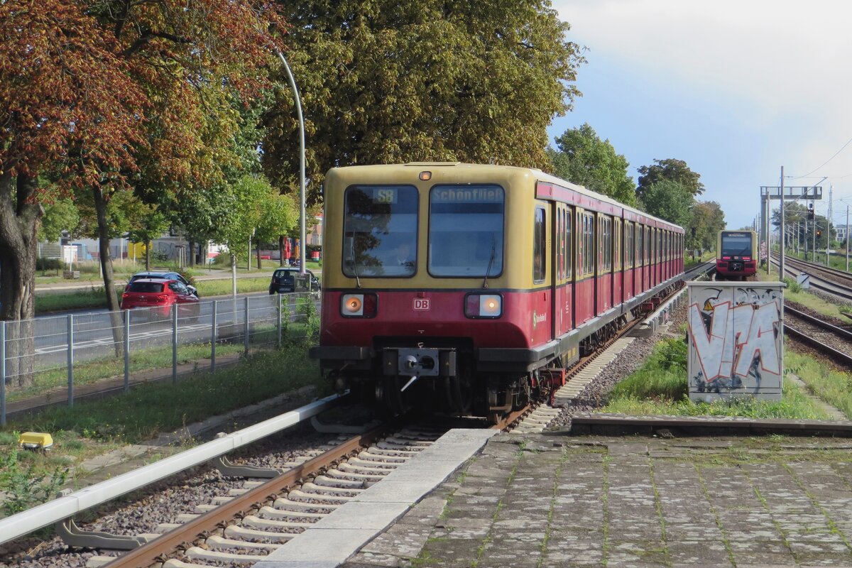 S-Bahn 485 040 hallt am 18 September 2022 in Johannisthal. Wer das Bw Berlin-Schöneweide der Berliner Eisenbahnfreunde besuchen will, kann am besten in Johannisthal aussteigen.