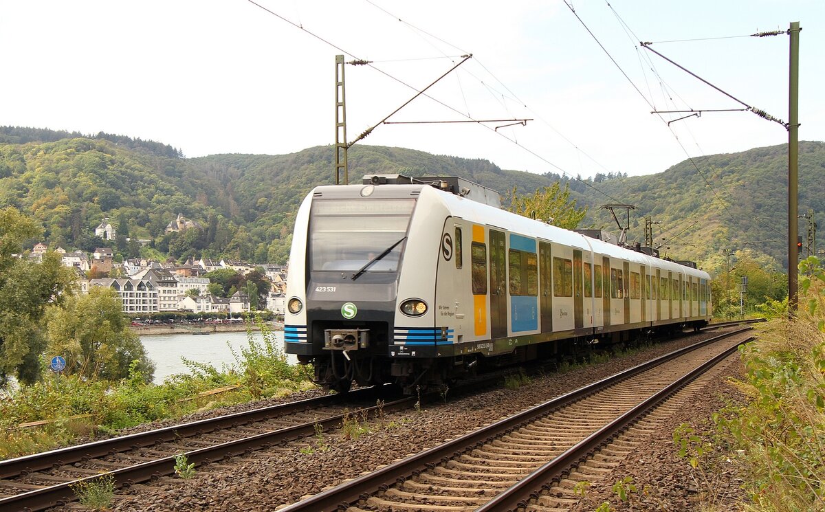 S-Bahn auf Abwegen: Im Mittelrheintal gegenüber von Boppard auf der rechten Rheinseite ist 423 531 der Stuttgarter S_Bahn am 11.09.2021 in Richtung Süden unterwegs.