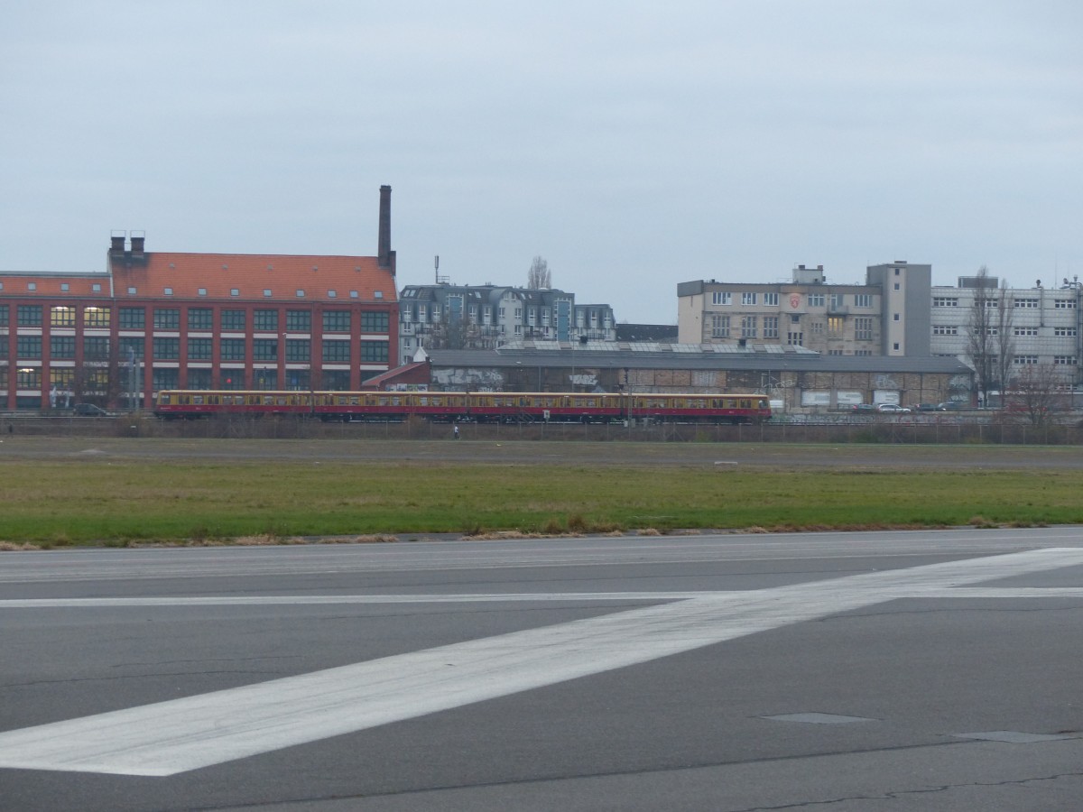 S-Bahn auf der Landebahn? Nicht ganz, aber tatsächlich ist das große  X  der Überrest einer Start- und Landebahn (Südbahn) des ehemaligen Flughafens Tempelhof. 7.12.2014