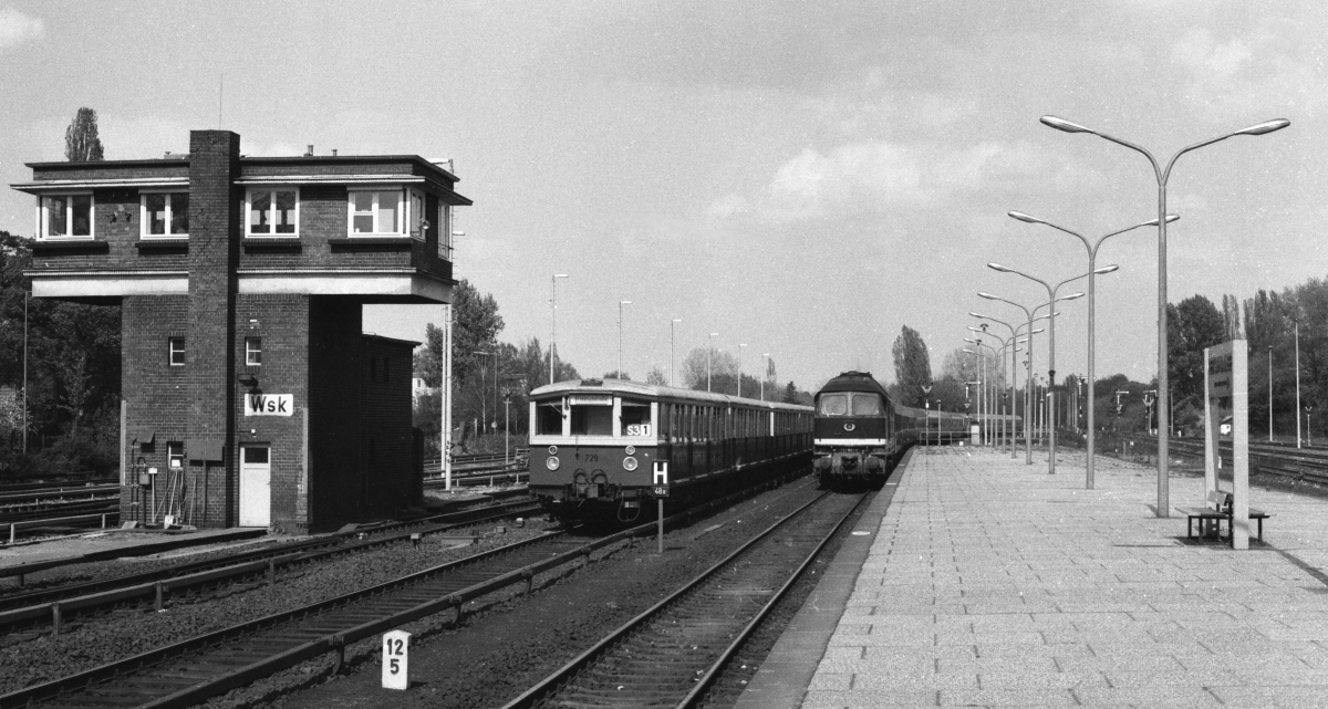 S-Bahn-Baureihe 475 und DR 132 - lange Jahre typisch für den Berliner Bahnbetrieb. Berlin-Wannsee, Mai 1988. 