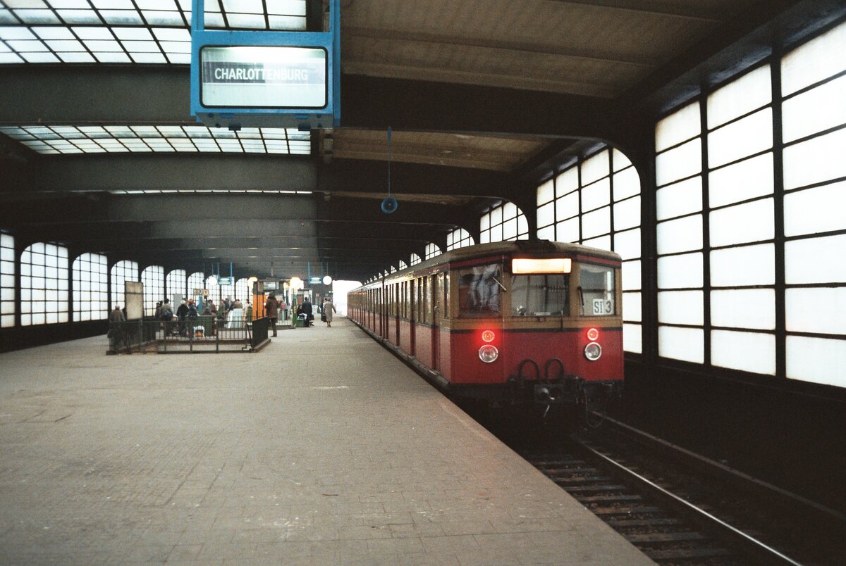 S-Bahn Berlin (04.02.1984): Zug der früheren DRG Baureihe ET 165 noch zu Zeiten des Bestehens der DDR (Bahnhof Zoo) 