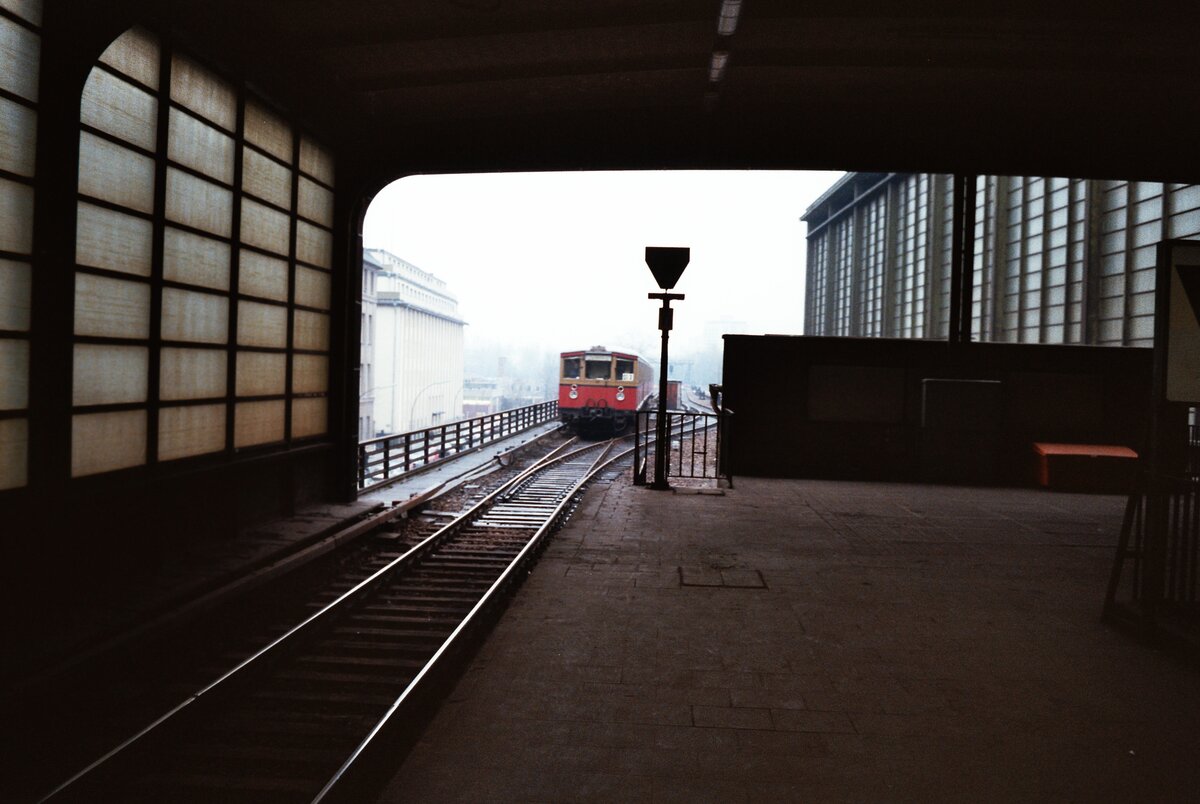 S-Bahn Berlin (04.02.1984): Zug der früheren DRG Baureihe ET 165 (Bahnhof Zoo)