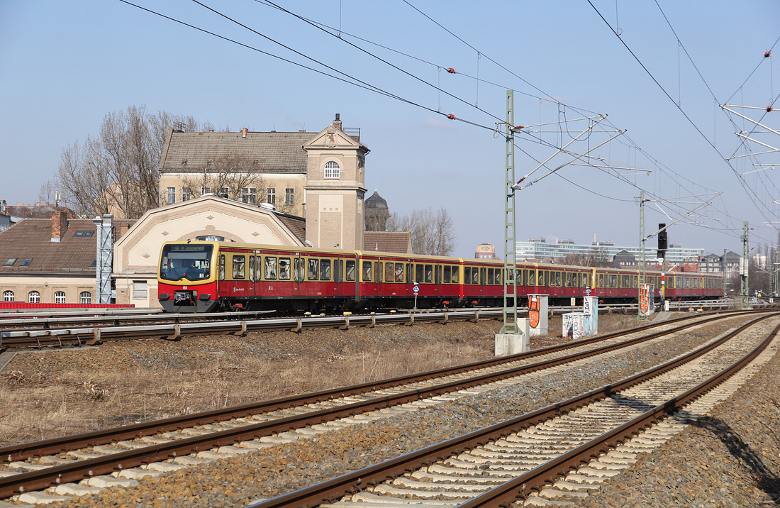 S-Bahn Berlin 481 xxx // Aufgenommen in Berlin zwischen Treptower Park und Ostkreuz von einer öffentlich zugänglichen Stelle. // 28. Februar 2018