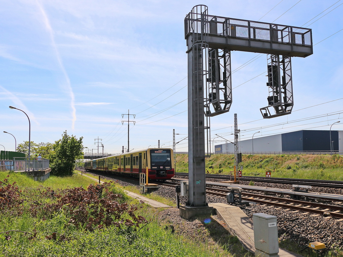 S Bahn Berlin 484 00? am Einfahrtsignal zum Bahnhof Berlin Flughafen Schönefeld am 21. Mai 2020