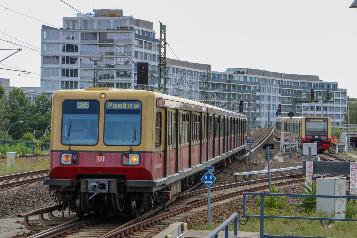 S-Bahn Berlin 485 021 fährt in den Bahnhof Ostkreuz als S85 ein, 7. August 2022, Berlin Ostkreuz