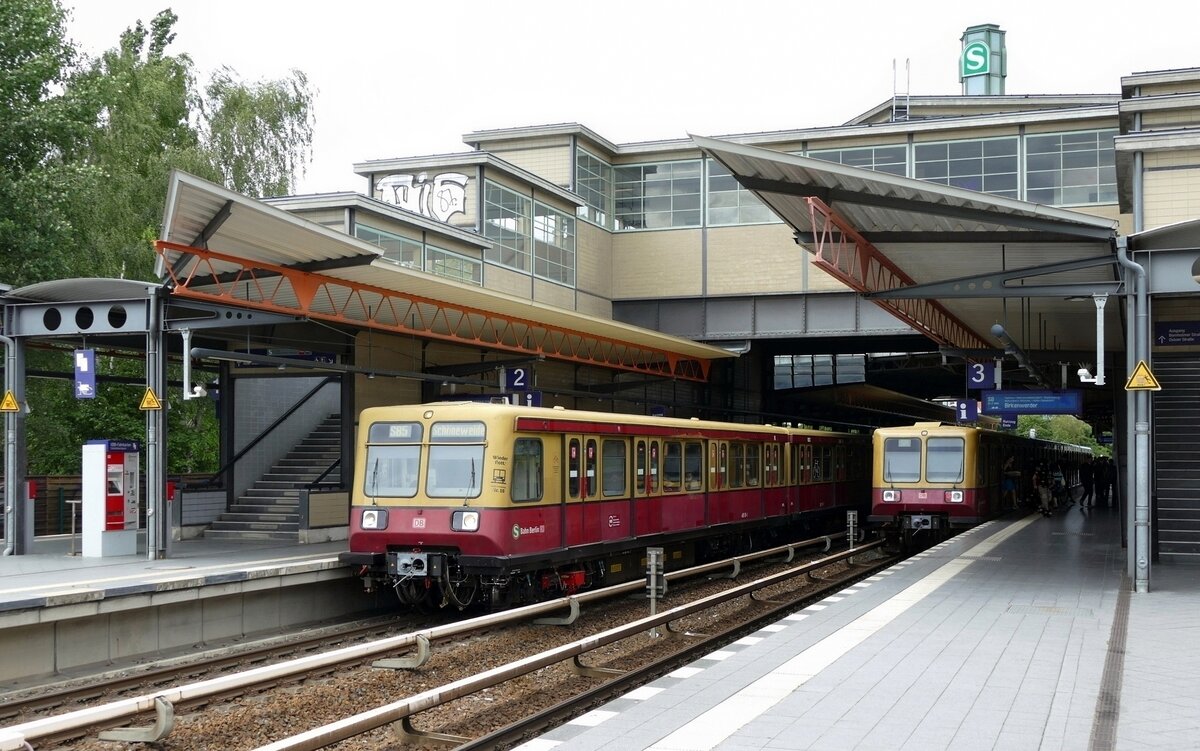 S-Bahn Berlin, ''auch'' nocheinmal zum Abschied der BR 485, hier auf der S85 (Wieder flott Nr.10) und der S8 am S-Bahnhof Bornholmer Straße. Berlin am 5.7.2020