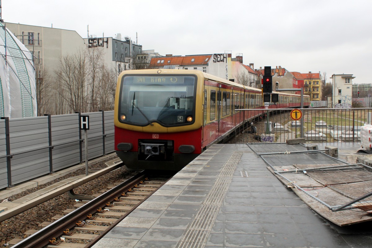 S-Bahn Berlin BR 481/482: S 41 erreicht am 1. April 2015 den S-Bf Ostkreuz. 