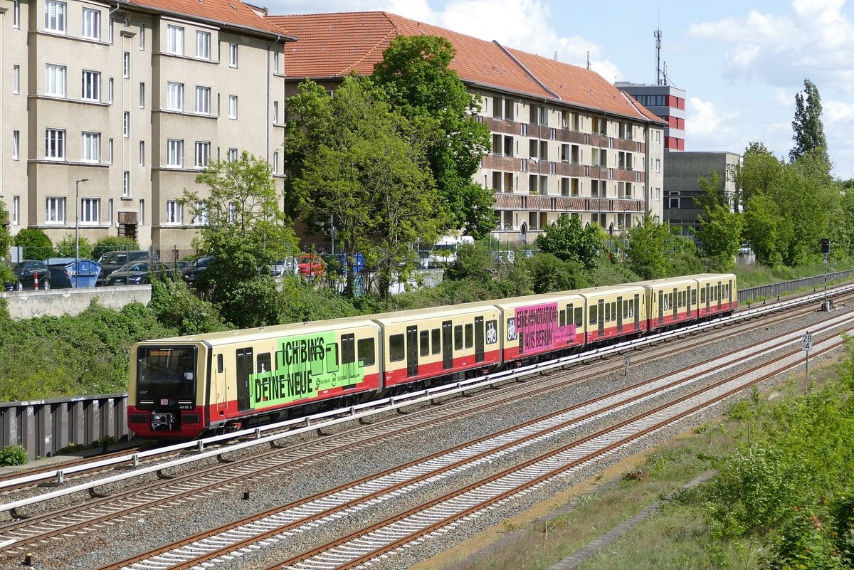 S -Bahn Berlin  BR 484 00?  /483  auf Testfahrt unterwegs, hier kurz vor dem Erreichen des Bahnhofs 'Hohenzollerndamm'. Berlin im Mai 2020.