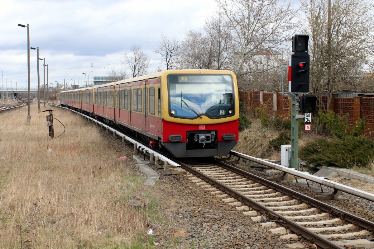 S-Bahn Berlin: Eine Garnitur (BR 481/482) auf der S 45 gelangt am 1. April 2015 an den Endbahnhof Berlin-Schönefeld. 