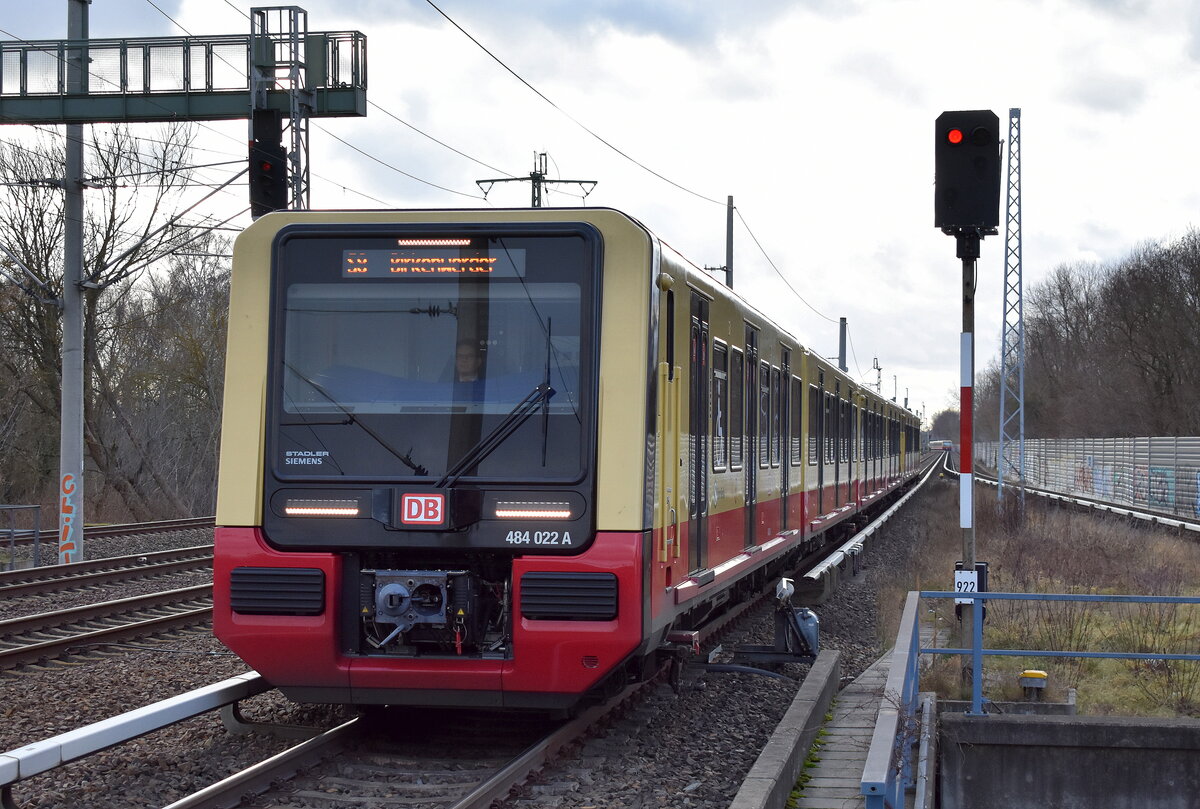 S-Bahn Berlin GmbH mit  484 022 A  (NVR:  94 80 0484 022-9 D-DB.... ) und der S8 nach Birkenwerder am 05.01.23 Einfahrt S-Bhf. Berlin Blankenburg.