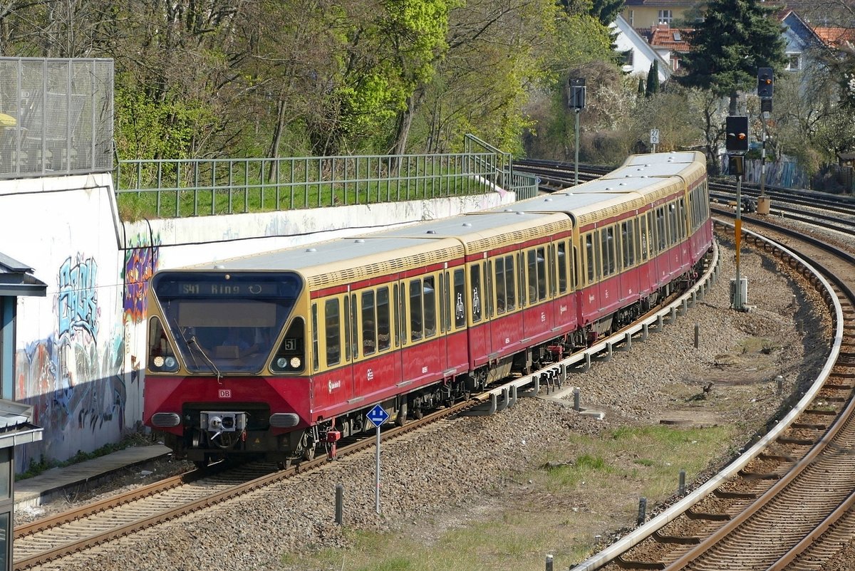 S- Bahn Berlin mit BR 480, hier als S41 (Ringbahn) während der Einfahrt in den Bahnhof ''Heidelberger Platz''. Berlin- Wilmersdorf im April 2020.