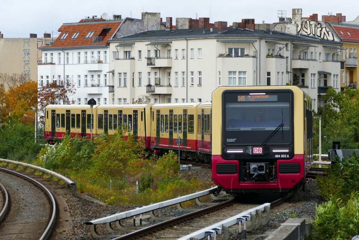 S-Bahn Berlin mit der BR 483/484 ist nun auch auf der S45 Strecke ( S Südkreuz - BER Terminal 1&2 - S Südkreuz) teilweise zu sehen. Hier bei der Einfahrt von 484 003 A & 483 004 B in Berlin S Südkreuz im Oktober 2021.