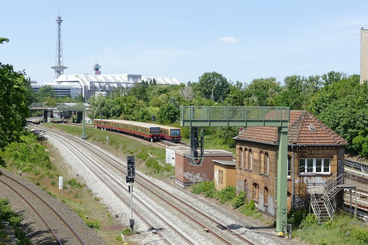 S -Bahn Berlin, Ring -treffen der S42 (BR480) und S41 (BR481) auf halben Wege zwischen den S -Bahnhöfen Halensee und Westkreuz. Blick Richtung Westkreuz mit Funkturm und ICC. Berlin -Halensee im Mai 2020.
