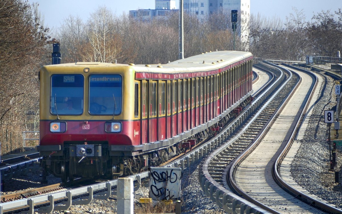 S-Bahn Berlin (S 46) mit BR 485 xxx, fährt mit Fahrtziel Gesundbrunnen, als S 46, in den Bahnhof von Berlin-Neukölln (Foto :Bahnsteig) ein. Berlin im Februar 2021.(S46)
